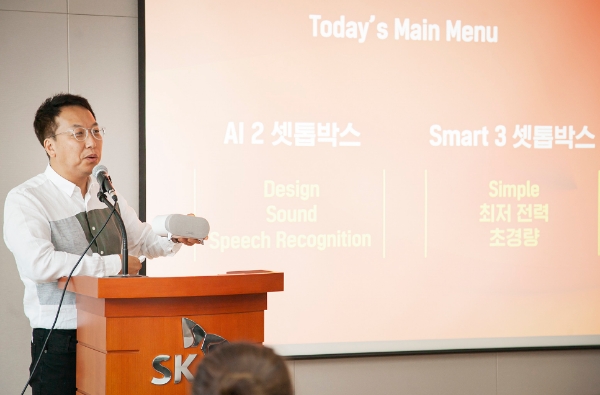 ▲ 김혁 SK브로드밴드 세그먼트트라이브장이 ‘AI 2 셋톱박스’를 소개하고 있다. /사진=SK브로드밴드