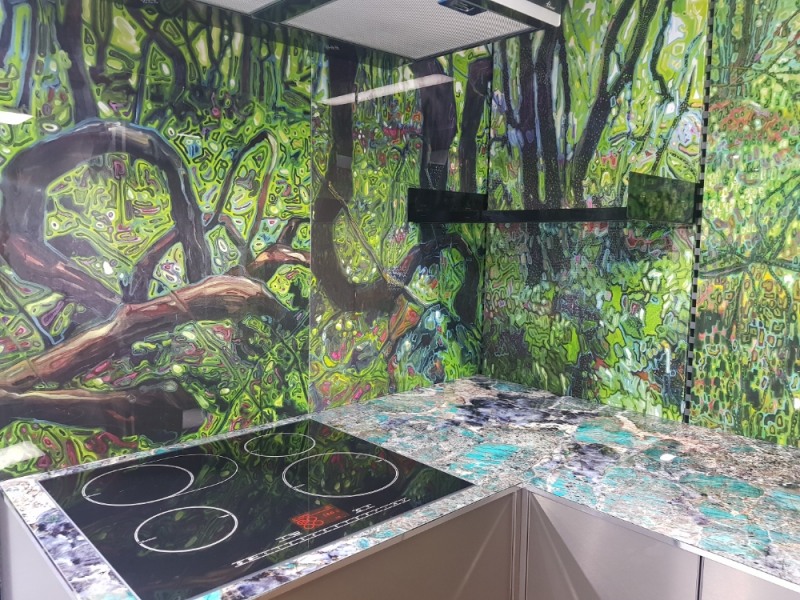 △포스코강판의 빛의 세기와 보는 방향에 따라 변하는 카멜레온 강판의 모습/사진=오승혁 기자(자료 편집)