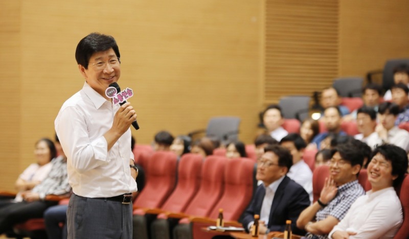 △함께하는 소통연습 행사 속 이동훈 삼성디스플레이 대표이사와 임직원들의 모습/사진=삼성디스플레이
