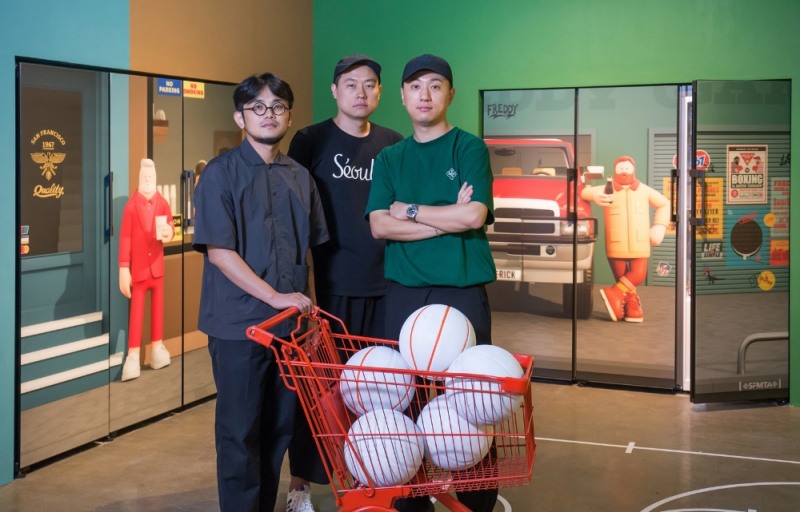 △22일 서울 인사동 인사아트센터에서 열린 아트슈퍼마켓 행사에 참석해 삼성 비스포크 냉장고 앞에서 기념촬영을 하고 있는 디자인 스튜디오 슈퍼픽션 작가 김형일, 송온민, 이창은/사진=삼성전자