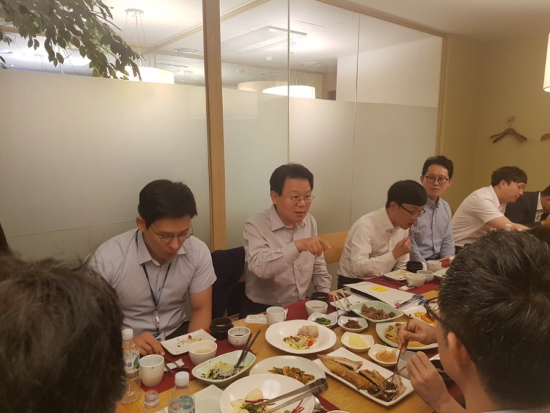 김광수 농협금융 회장(왼쪽 두번째)이 서울 중구 소재 농협금융 본사 인근 식당에서 농협금융지주 청년이사들과 깜짝 점심 미팅 시간을 보내고 있다./사진=NH농협금융지주