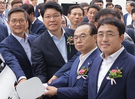 (왼쪽부터) 이광국 현대자동차 국내사업본부장 부사장, 장제원 자유한국당 의원(부산 사상구), 오거돈 부산광역시장, 도경민 대도에너지 대표.