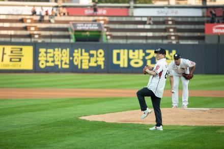 김윤식 신협중앙회 회장이 22일 열린 KT위즈 대 롯데자이언츠와의 경기에 앞서 시구를 하고 있다. / 사진 = 신협중앙회