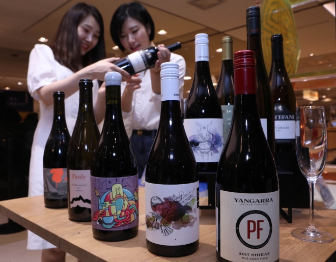 롯데백화점은 다음 달 13일까지 전 점에서 2019년 추석 선물세트에 자연 친화 트랜드를 반영한 와인들을 준비해 선보인다. /사진=롯데쇼핑.