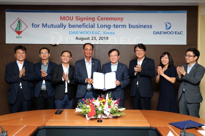 베트남 CC1 부사장 응위엔 득 융(Nguyen Duc Dung, 왼쪽 네번째)과 대우건설 신사업추진본부장 김창환 전무(왼쪽 다섯번째)를 비롯한 각사 임직원들이 업무협약을 체결한 뒤 기념 촬영을 하고 있다. /사진=대우건설