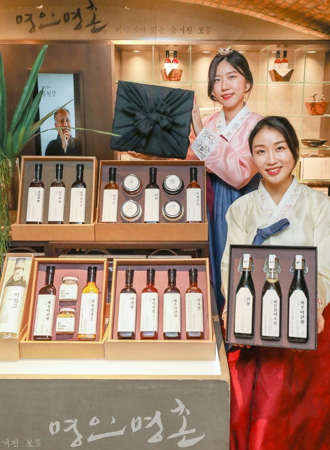 현대백화점은 프리미엄 전통식품 브랜드인 ‘명인명촌’ 론칭 10주년을 기념해 10년 숙성된 간장과 매실청(산야초)으로 구성된 '명인명촌 10년 특선 선물세트(문순천 제주어간장·김영습 매실청·해바랑 숙성간장)'를 선보인다. /사진=현대백화점그룹.