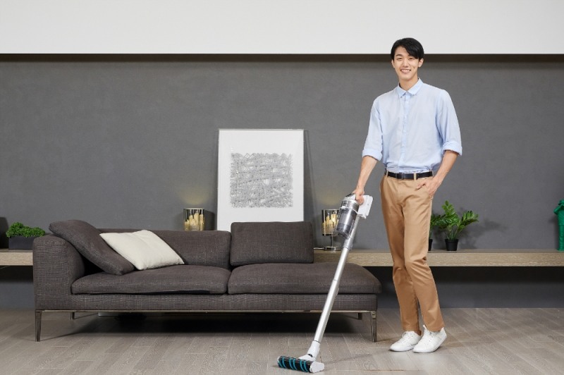 △삼성전자 모델이 프리미엄 무선 청소기 삼성 제트 신규 모델을 홍보하고 있다/사진=삼성전자