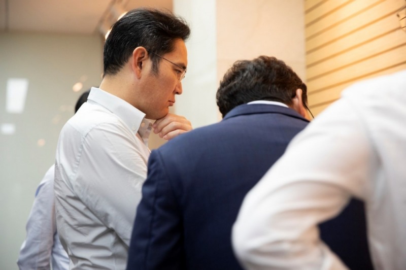 ●이재용 삼성전자 부회장이 충남 아산 디스플레이 공장을 살펴보고 있다/사진=삼성전자