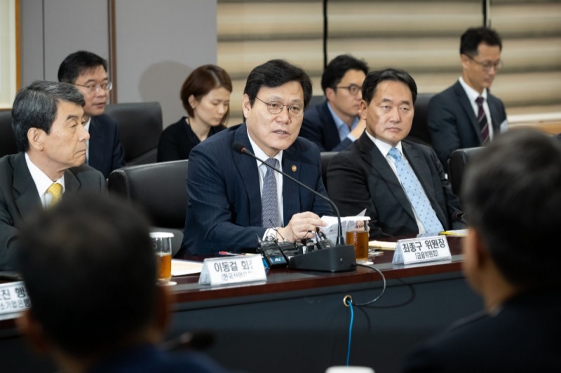 최종구 금융위원장이 27일 정부서울청사 금융위원회에서 금융시장 동향 점검 및 일본 수출규제 대응 간담회를 열고 모두발언을 하고 있다. / 사진= 금융위원회