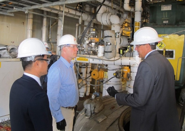 ▲ 김종현 SK종합화학 미국법인 대표(왼쪽)와 존 믈리나 하원의원(가운데)이 스티브 퍼사인 SKSA 공장장(오른쪽)으로부터 PVDC 생산 공정에 대한 설명을 듣고 있다. /사진=SK이노베이션