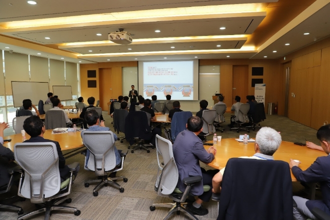 포스코건설 현장 PM들이 기업시민 마인드셋 교육을 받고 있다. /사진=포스코건설