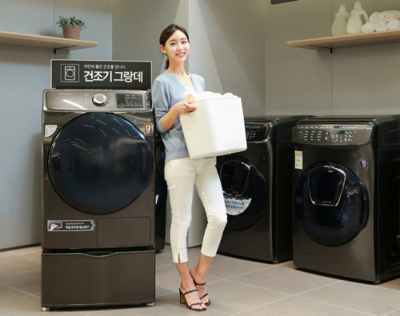 △삼성전자 모델이 건조기 그랑데 기기를 홍보하고 있다/사진=삼성전자