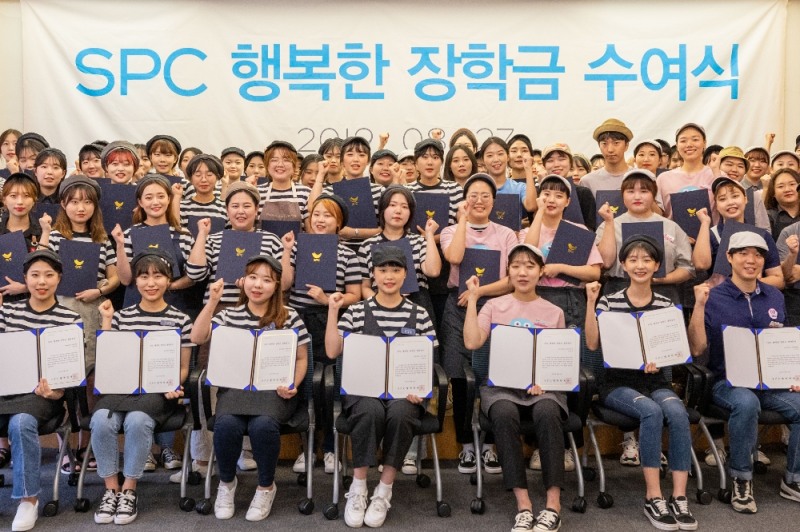 27일 서울 신대방동 SPC 미래창조원에서 열린 '제 16회 SPC 행복한 장학금 수여식'에서 아르바이트 장학생들이 기념 촬영을 하고 있다. /사진제공=SPC