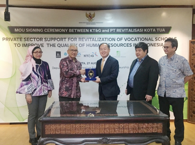 KT&G는 27일 자카르타 소재 인니 경제조정부에서 현지 정부 유관기관, 국제구호개발 NGO와 커피 직업훈련학교 ‘커피랩(Coffee Lab)’ 후원을 위한 3자 업무협약(MOU)을 체결했다. /사진=KT&G.