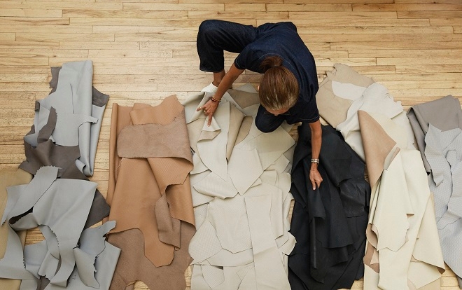 패션 디자이너 '마리아 코르네호'가 의상 제작 소재인 자동차 폐시트를 고르고 있다. (사진=현대차)