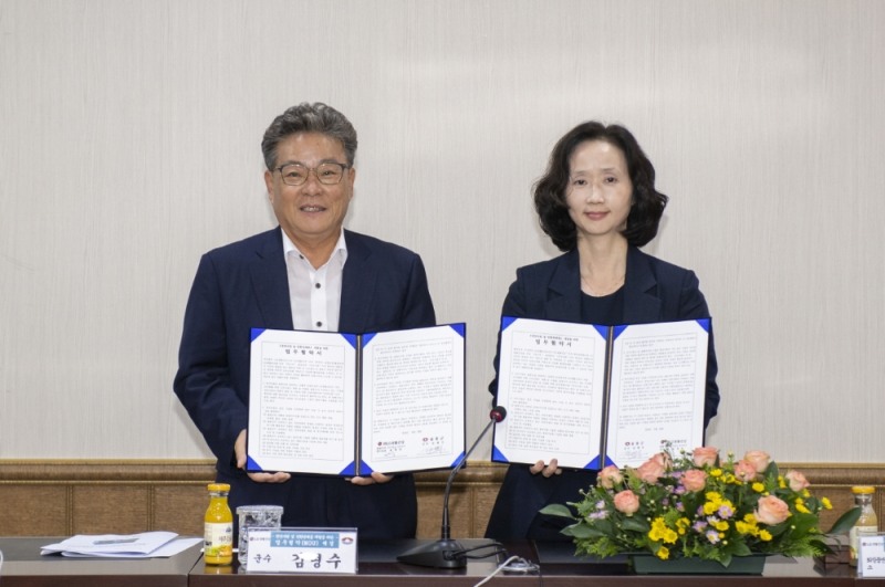 김병수 울릉군수와 송영숙 LG생활건강 화장품연구소장이 28일 경북 울릉군청에서 천연자원을 활용한 친환경제품 개발을 위한 업무협약을 맺었다. /사진제공=LG생활건강