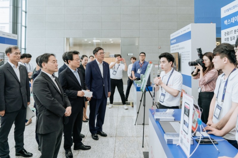 서울 중구 농협금융 본사에서 진행된 ‘NH디지털Challenge+ 1기 데모데이’에서 김광수 농협금융 회장(가운데), 이대훈 농협은행장(왼쪽에서 세번째), 김태현 금융위원회 사무처장이 NH디지털Challenge+ 1기 업체 백스테이지 부스를 관람하고 있다./사진=NH농협금융지주