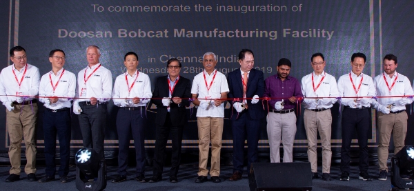▲ 박형원 두산밥캣 Asia LA 지역장(왼쪽에서 네 번째)과 스캇성철박 두산밥캣 사장(왼쪽에서 아홉 번째), 박상현 두산밥캣 CFO(왼쪽에서 열 번째) 등이 인도 준공식에 참여했다. /사진=두산밥캣
