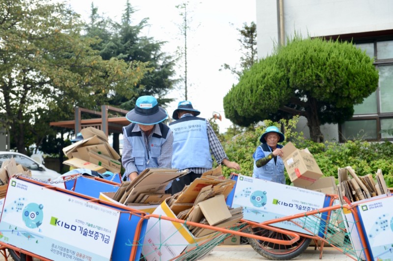 기보가 전달한 희망리어카를 통해 폐지를 줍고 계신 어르신들./사진=기술보증기금