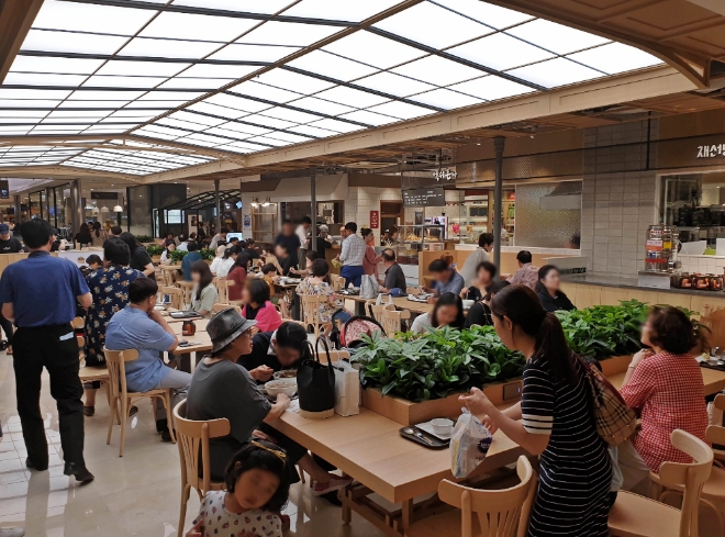 롯데백화점 중동점은 지난 23일에 식당가를 전면 리뉴얼한 후 오픈했다. /사진=롯데쇼핑.