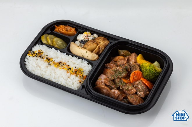 미니스톱은 쫄깃한 고기의 식감과 풍미를 느낄 수 있는 ‘큐브 스테이크 도시락’을 출시했다. /사진=미니스톱.