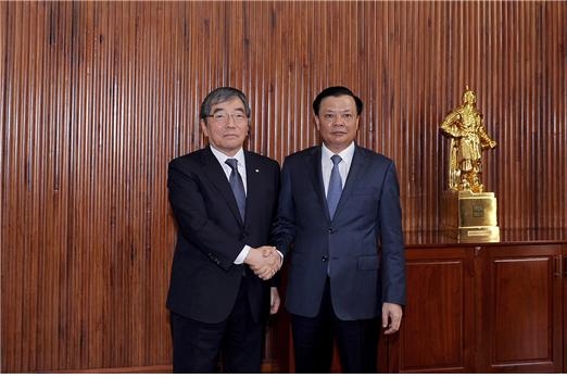 (왼쪽부터) 윤석헌 금융감독원장, 딘 띠엔 중 베트남 재무부 장관이 면담 후 기념촬영을 하고 있다./사진=금융감독원