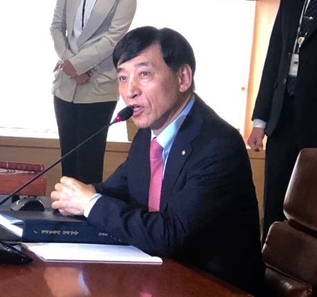 ▲이주열 한국은행 총재가 30일 서울 중구 한은 본부에서 열린 금융통화위원회 본회의 직전 취재진의 질문에 답하고 있다./사진=한국금융신문