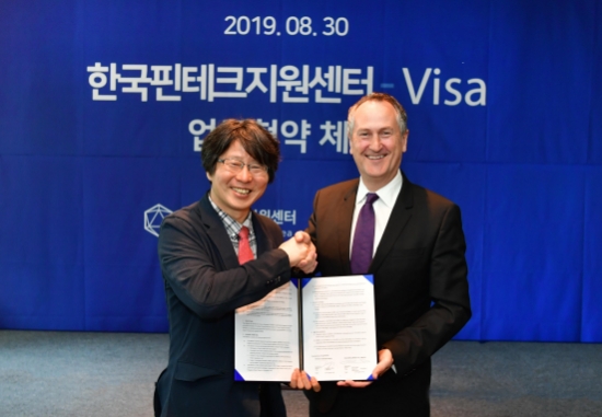 30일 서울 종로구 포시즌스 호텔에서 진행된 Visa와 한국핀테크지원센터의 MOU 체결 행사에서, 크리스 클락(Chris Clark) Visa 아시아퍼시픽 총괄대표와 정유신 한국핀테크지원센터 이사장이 기념 촬영을 하고 있다. / 사진 = 비자코리아
