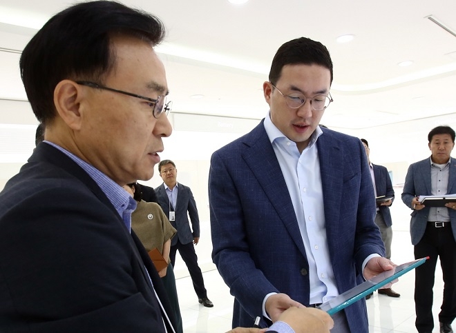LG화학 3세대 EV배터리를 살피고 있는 LG구광모 회장. (사진=LG)