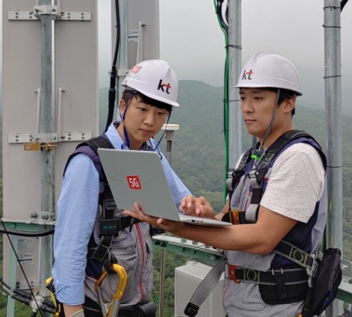 ▲ KT 네트워크부문 직원들이 대구 팔공산에 5G 기지국을 설치하고 품질을 점검하고 있다. /사진=KT