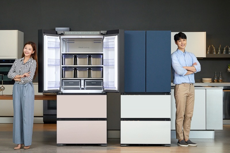 △삼성전자 모델들이 비스포크 김치냉장고 4도어 모델을 홍보하고 있다/사진=삼성전자