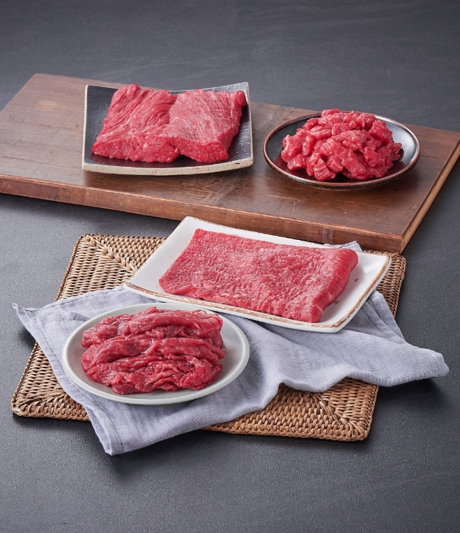 롯데마트는 소중한 분께 안심하고 선물할 수 있는 ‘친환경 프리미엄 축산 선물세트’를 선보인다. /사진=롯데쇼핑.