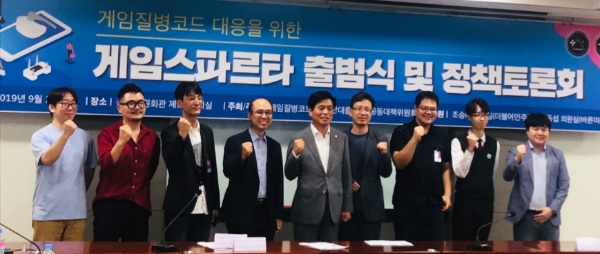 ▲ 전석환 한국게임개발자협회 실장(왼쪽에서 세 번째)과 위정현 공대위원장(왼쪽에서 네 번째), 조승래 더불어민주당 의원(왼쪽에서 다섯 번째), 김정태 동양대 교수(왼쪽에서 여섯 번째) 등 게임질병코드 공대위는 ‘게임스파르타’를 결성했다.