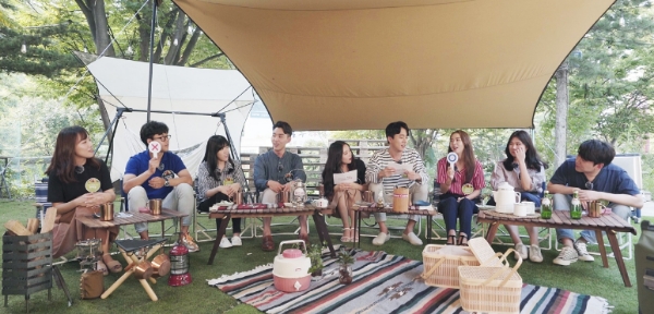 ▲‘캐주얼 캠핑’ 컨셉으로 채용담당자와 주니어 구성원들이 설명회를 진행하고 있는 모습. /사진=SKT