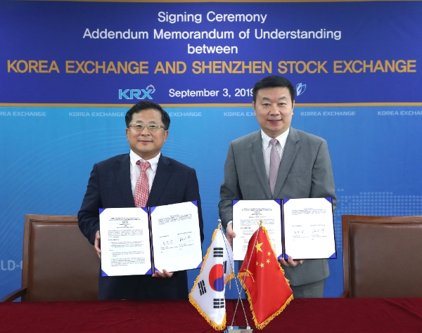▲한국거래소 시장감시위원회는 3일 오전10시 서울사옥에서 중국 심천증권거래소와 시장감시분야 상호협력에 관한 MoU를 체결했다. 업무협약 체결 후 (왼쪽부터)송준상 한국거래소 시장감시위원회 위원장과 양즈화 중국 심천증권거래소 시장감독위원장이 기념촬영을 하고 있다.