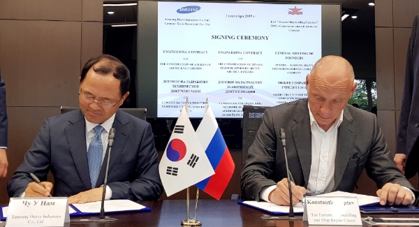 ▲ 남준우 삼성중공업 사장과 즈베즈다 조선소 모기업 로즈네프트의 콘스탄틴 랍테프 경영임원이 Arctic LNG2 쇄빙 LNG운반선에 대한 설계 계약서에 서명하고 있는 모습. /사진=삼성중공업