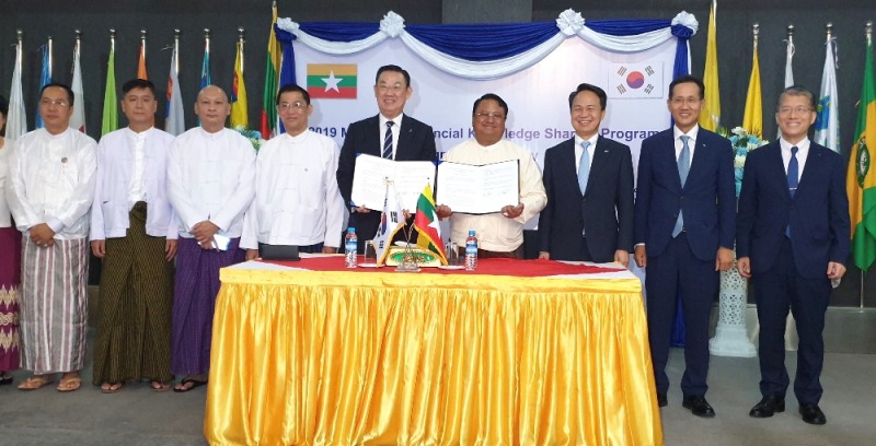 김태영 은행연합회장은 ‘태국·미얀마 경제사절단’의 일원으로 9월 4일(수) 미얀마 양곤 소재 미얀마은행협회를 방문하여 양국 은행협회간 ‘금융지식 공유 프로그램(Financial Knowledge Sharing Program) 운영 협약’을 체결했다. (왼쪽에서 다섯 번째부터) 김태영 은행연합회장, 킨마웅아예 미얀마은행협회장, 진옥동 신한은행장, 지성규 하나은행장, 강승중 수출입은행 수석부행장이 협약 후 기념촬영을 하고 있다. / 사진= 은행연합회