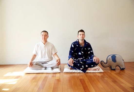 함께 명상을 하고 있는 혜민스님과 다니엘튜더. / 사진 = 코끼리