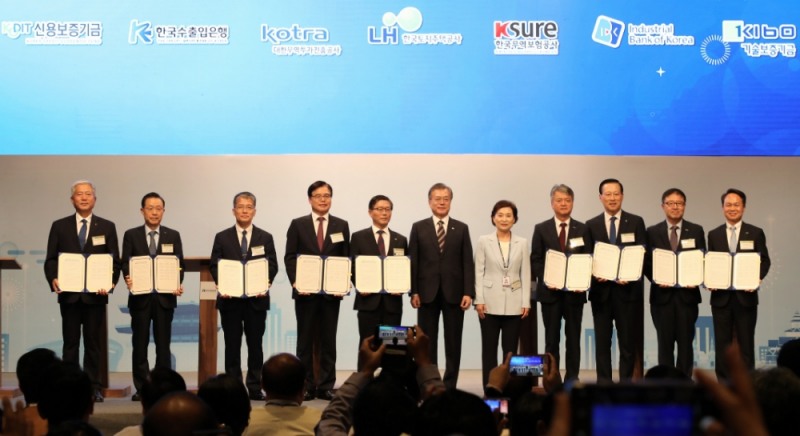 (왼쪽부터) 김동만 한국산업인력공단 이사장, 윤대희 신용보증기금 이사장, 강승중 한국수출입은행 전무이사, 권평오 대한무역투자진흥공사 사장, 변창흠 한국토지주택공사 사장, 문재인 대통령, 김현미 국토교통부 장관, 이인호 한국무역보험공사 사장, 김도진 중소기업은행장, 정윤모 기술보증기금 이사장, 진옥동 신한은행장이 협약식 후 기념촬영을 하고 있다./사진=신용보증기금