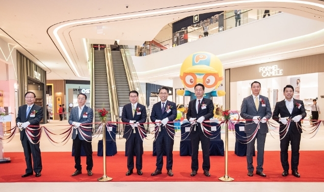 5일 경기도 부천시 옥길동에 있는 '스타필드 시티 부천' 개점 행사에 임영록 신세계프라퍼티 대표(가운데, 왼쪽 네번째), 윤명규 신세계건설 대표(왼쪽 다섯번째), 형태준 이마트 본부장(왼쪽 세번째), 송호섭 스타벅스코리아 대표(왼쪽 여섯번째)가 참석해 테이프 커팅식을 진행하고 있다. /사진=신세계프라퍼티