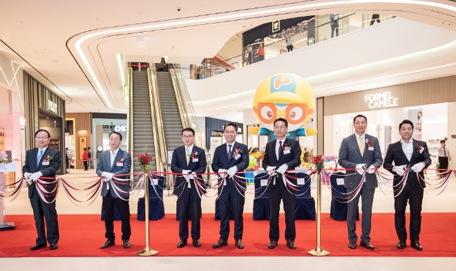 5일 경기도 부천시 옥길동에 위치한 스타필드 시티 부천 오픈 행사에서 임영록 신세계프라퍼티 대표(우측에서 4번째), 윤명규 신세계건설 대표(우측에서 3번째), 형태준 이마트 본부장(우측에서 5번째) 등이 참여해 테이프 커팅을 진행하고 있다. /사진=이마트.