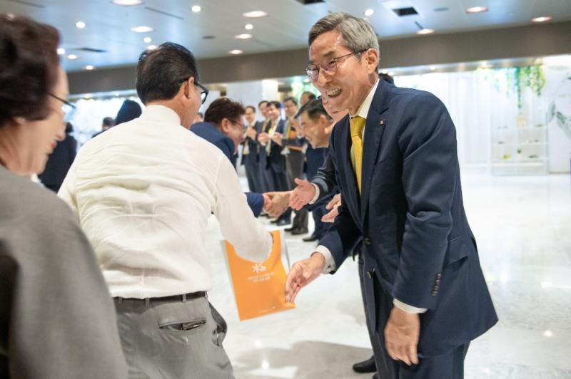 윤종규 KB금융그룹 회장이 4일 서울 광진구 그랜드 워커힐 호텔에서 열린 '2019 KB 우수기업고객 CEO 초청 포럼'에서 고객들에게 인사를 하고 있다. / 사진= KB국민은행