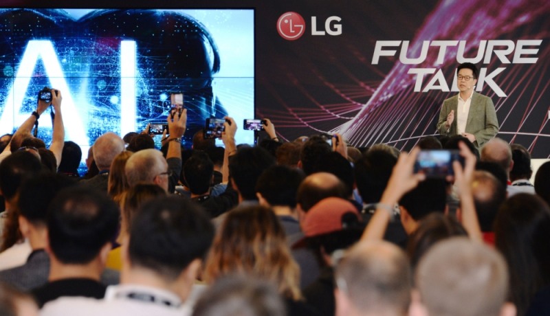 △박일평 LG전자 CTO가 독일 IFA 2019 현장에서 LG 미래기술 좌담회를 진행하는 모습/사진=LG전자