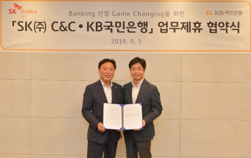 KB국민은행은 5일 경기도 판교 SK㈜ C&C 클라우드 데이터센터에서 SK㈜ C&C와 전략적 협력을 위한 업무협약을 체결했다. (왼쪽부터) 이우열 KB국민은행 IT그룹 대표, 이기열 SK㈜ C&C Digital 총괄. / 사진= KB국민은행