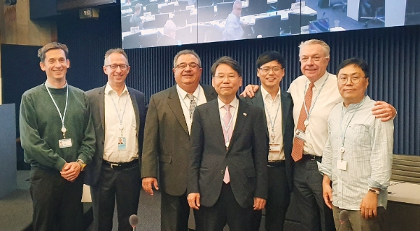 ▲ 심동희 SKT 글로벌테크얼라이언스팀장(가장 오른쪽)을 비롯한 ITU-T 국제회의 참석자들. /사진=SKT