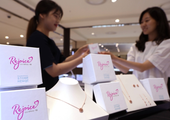 롯데백화점은 쥬얼리 브랜드 '스톤헨지'와 손 잡고 8일부터 소공동 본점에서 '롯데백화점 리조이스 캠페인 X 스톤헨지' 쥬얼리(귀걸이 3만원, 목걸이 3만 5000원)를 총 100개 한정으로 판매한다. /사진=롯데쇼핑.