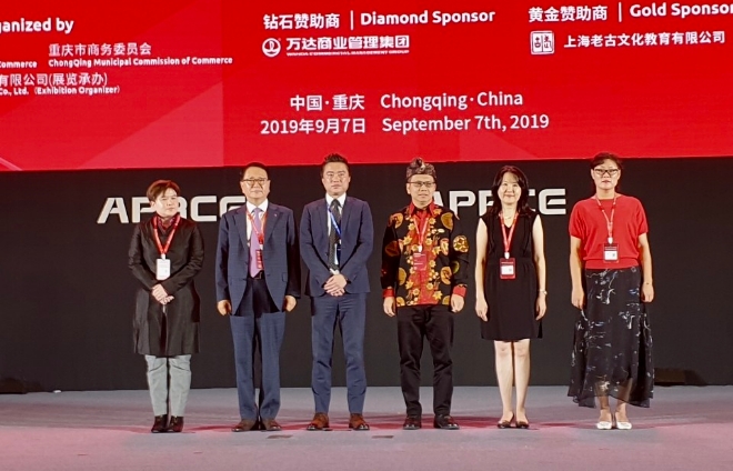 코리아세븐은 7일 중국 충칭에서 개최된 ‘제19회 아태소매업자대회’에서 ‘아태소매업연합회 어워즈(FAPRA Awards) 유통혁신부문’을 수상했다. /사진=코리아세븐.