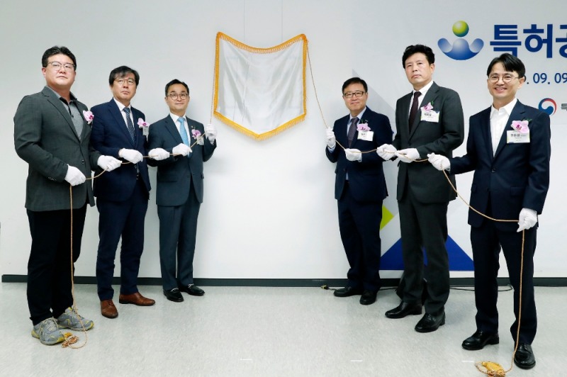 박원주 특허청장(왼쪽 3번째)과 정윤모 기보 이사장(왼쪽 4번째)이 특허공제에 가입한 기업들과 함께 특허공제운영센터 개소 기념 현판식을 갖고 있다./사진=기술보증기금