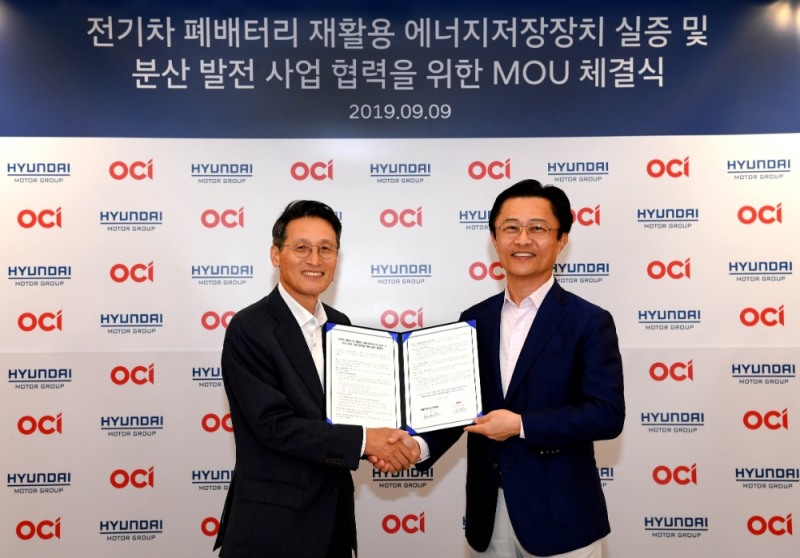 △김택중 OCI 대표이사 사장(왼쪽)과 지영조 현대차그룹 전략기술본부장 사장(오른쪽)이  양해각서 체결식 후 기념사진을 찍고 있다/사진=OCI