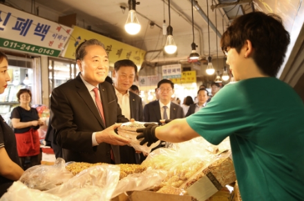 9일 서울 종로 광장시장 열린 `전통시장 가는 날` 행사에서 박차훈 새마을금고중앙회장(왼쪽 두번째)이 제수용품을 구입하고 있다. / 사진 = 새마을금고중앙회